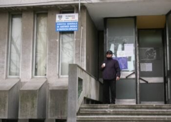 Angajați la stat fără salarii de două luni. „Ne-am împrumutat ca să trimitem copiii la școală și să plătim facturile”