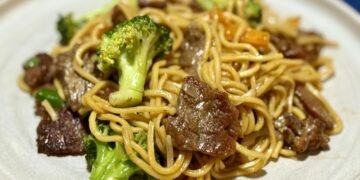 Rețetă: Lo Mein cu vită și legume crocante