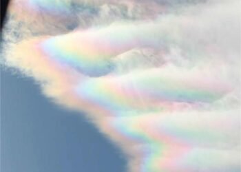Spectacol pe cer: fenomen optic rar – nori irizați colorați ca un curcubeu 🌈☁️