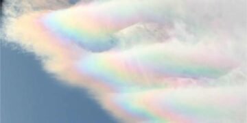 Spectacol pe cer: fenomen optic rar – nori irizați colorați ca un curcubeu 🌈☁️