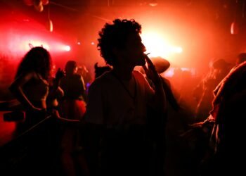 Club închis din cauza clienților fumători