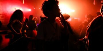 Club închis din cauza clienților fumători