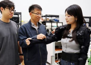 Revoluție în robotică: cercetătorii coreeni au creat „mușchi din țesut” artificiali care pot da viață hainelor robotizate