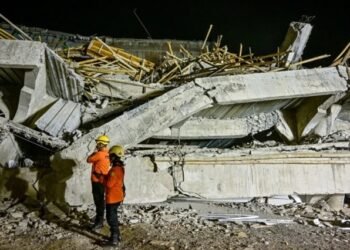 Școală prăbușită peste elevi în Indonezia