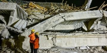 Școală prăbușită peste elevi în Indonezia