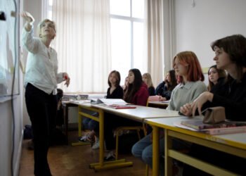 Ucraina închide liceele cu predare în limba română. Comunitatea românească: „E o lovitură dură pentru identitatea noastră”