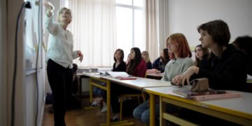 Ucraina închide liceele cu predare în limba română. Comunitatea românească: „E o lovitură dură pentru identitatea noastră”