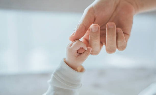 Mămici cu conturile blocate și fără bani pe carduri – statul le-a pus popriri din greșeală!