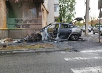 I-a luat foc mașina, lângă bloc