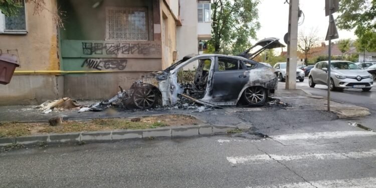 I-a luat foc mașina, lângă bloc