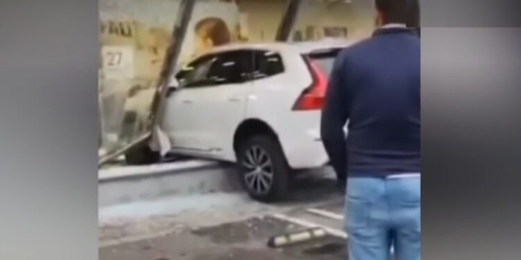 O șoferiță a intrat în magazin, cu tot cu mașină