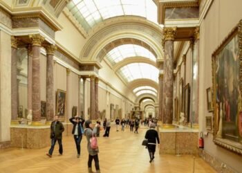 Jaf spectaculos la Muzeul Louvre din Paris: bijuterii furate în doar zece minute