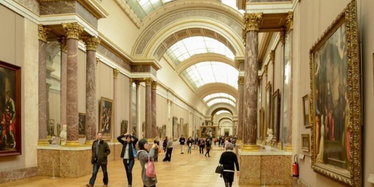 Jaf spectaculos la Muzeul Louvre din Paris: bijuterii furate în doar zece minute