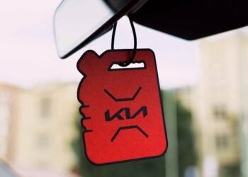 Odorizant cu miros de benzină pentru șoferii nostalgici de mașini electrice