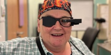 Miracol medical în Marea Britanie: un microcip cât un fir de păr le redă vederea pacienților orbi!