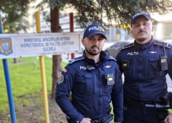 Polițiștii care au intrat în apa rece pentru a salva un tânăr de la înec