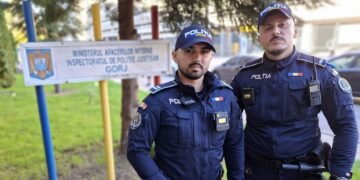 Polițiștii care au intrat în apa rece pentru a salva un tânăr de la înec