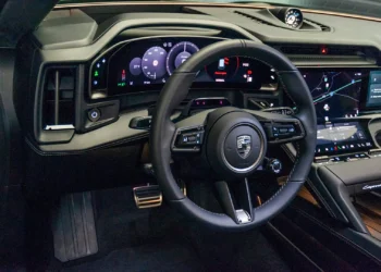 Porsche nu renunță la butoanele fizice: Cayenne Electric 2026 păstrează comutatoarele clasice