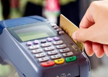 O tânără de 25 de ani și-a furat bunica – i-a golit contul vreme de doi ani!