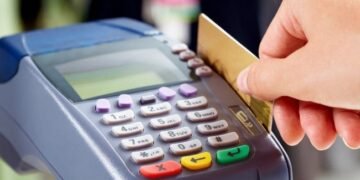 O tânără de 25 de ani și-a furat bunica – i-a golit contul vreme de doi ani!