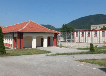 Gorj: Poarta terenului de sport s-a prăbușit peste elevi – o fetiță de 8 ani a ajuns la spital