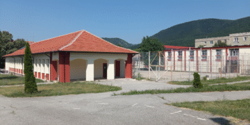 Gorj: Poarta terenului de sport s-a prăbușit peste elevi – o fetiță de 8 ani a ajuns la spital