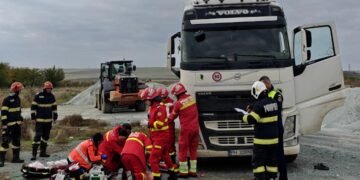 Un șofer de basculantă a murit electrocutat, în cabină
