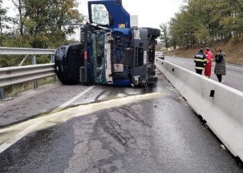 Un autotren plin cu mașini s-a răsturnat