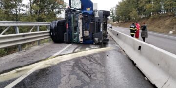 Un autotren plin cu mașini s-a răsturnat