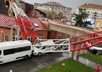 O tornadă fulger a doborât trei macarale pe un șantier – un tânăr muncitor, strivit sub tone de metal!