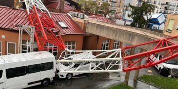 O tornadă fulger a doborât trei macarale pe un șantier – un tânăr muncitor, strivit sub tone de metal!