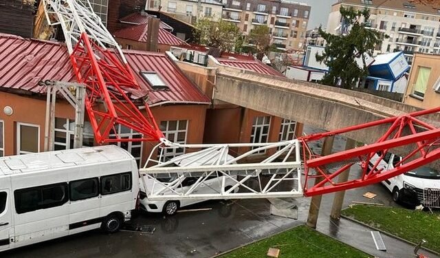 O tornadă fulger a doborât trei macarale pe un șantier – un tânăr muncitor, strivit sub tone de metal!