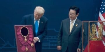Donald Trump, primit cu onoruri regale în Coreea de Sud: „Mi-ar plăcea să port coroana chiar acum”