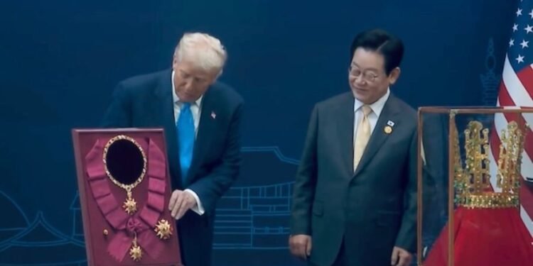 Donald Trump, primit cu onoruri regale în Coreea de Sud: „Mi-ar plăcea să port coroana chiar acum”