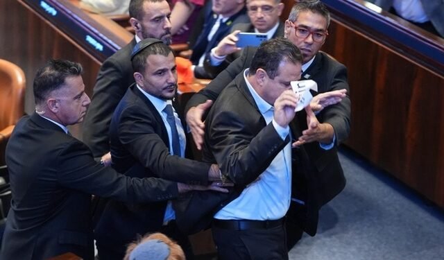 Scandal în Parlamentul israelian în timpul discursului lui Donald Trump. Doi deputați dați afară din sală!