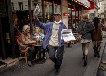Ali Akbar, ultimul vânzător ambulant de ziare din Paris: „Voi munci până voi muri”