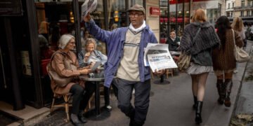 Ali Akbar, ultimul vânzător ambulant de ziare din Paris: „Voi munci până voi muri”