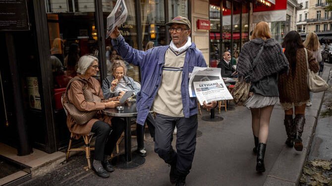 Ali Akbar, ultimul vânzător ambulant de ziare din Paris: „Voi munci până voi muri”