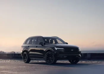 Volvo lansează ediția specială XC90 Black Edition: SUV-ul suedez îmbracă haine de seară