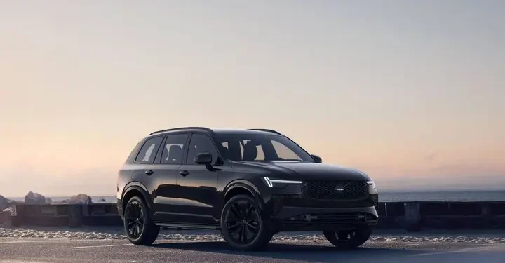 Volvo lansează ediția specială XC90 Black Edition: SUV-ul suedez îmbracă haine de seară