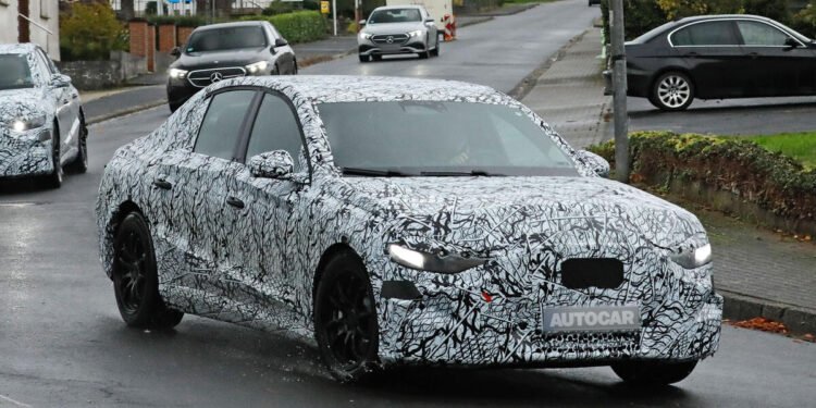 Primele imagini spion cu viitoarea Mercedes-Benz Clasa E electrică. Modelul va debuta în 2027 și va înlocui actualul EQE