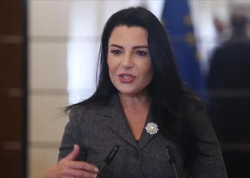 Belinda Balluku, suspendată din funcție și blocată în țară în cadrul unei anchete anticorupție privind tunelul Llogara