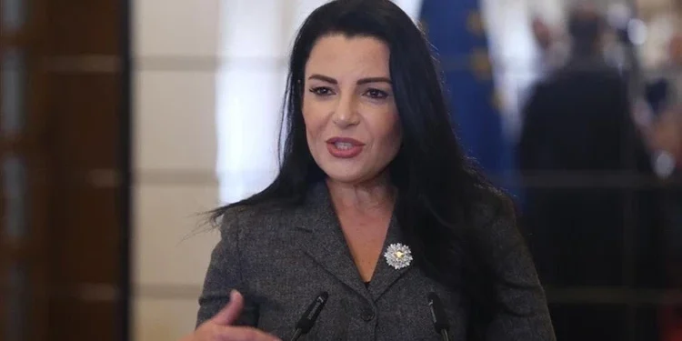 Belinda Balluku, suspendată din funcție și blocată în țară în cadrul unei anchete anticorupție privind tunelul Llogara