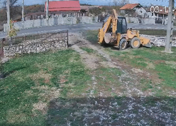 Scandal cu buldozerul între unchi și nepot, pentru o bucată de pământ, într-o comună din Gorj