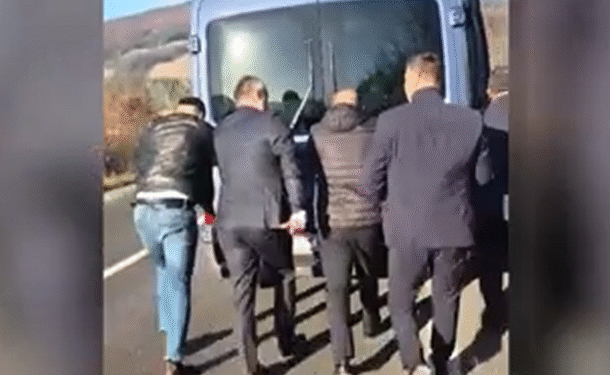 Senatorul furăcios a rămas și cu microbuzul în drum!