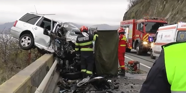 Mamă și fiice, în mașina izbită de un camion