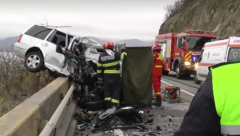 Mamă și fiice, în mașina izbită de un camion