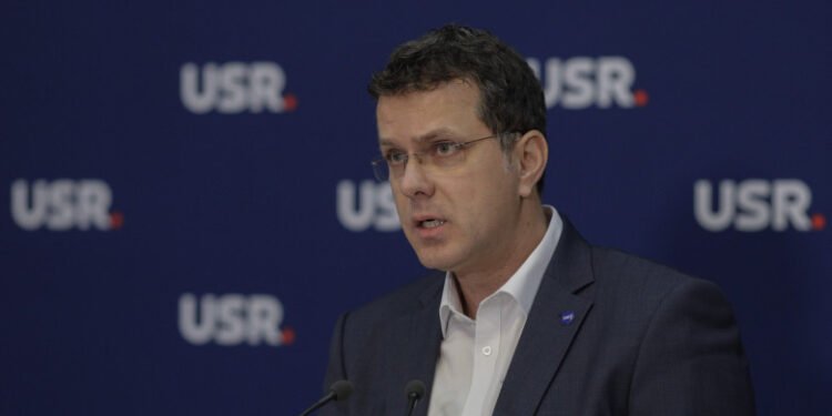 Un ministru USR a mințit că are facultate, ca să primească sinecuri