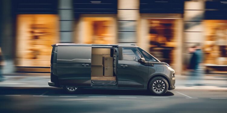 Renault a prezentat noul Trafic E-Tech: primul Trafic 100% electric, autonomie de până la 450 km și design futurist