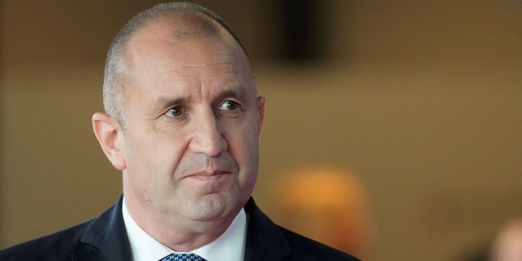 Președintele Bulgariei respinge legea privind preluarea rafinăriei Lukoil Burgas sub controlul statului